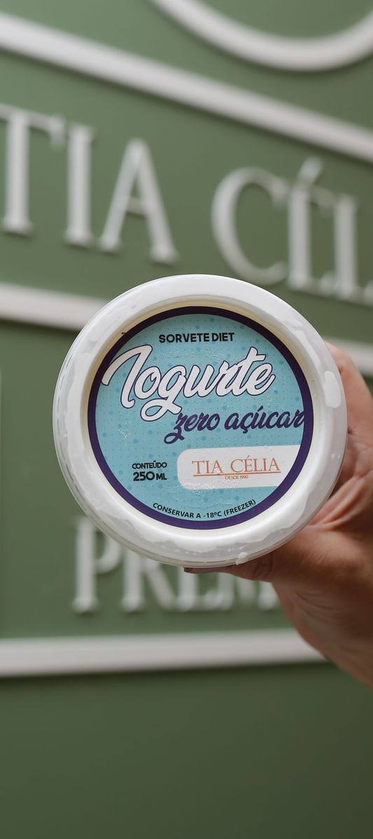 Pote de sorvete diet sabor iogurte da Tia Célia.