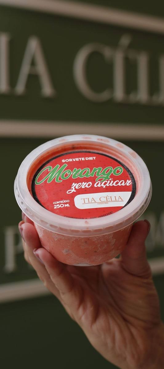 Pote de sorvete diet sabor morango da Tia Célia.
