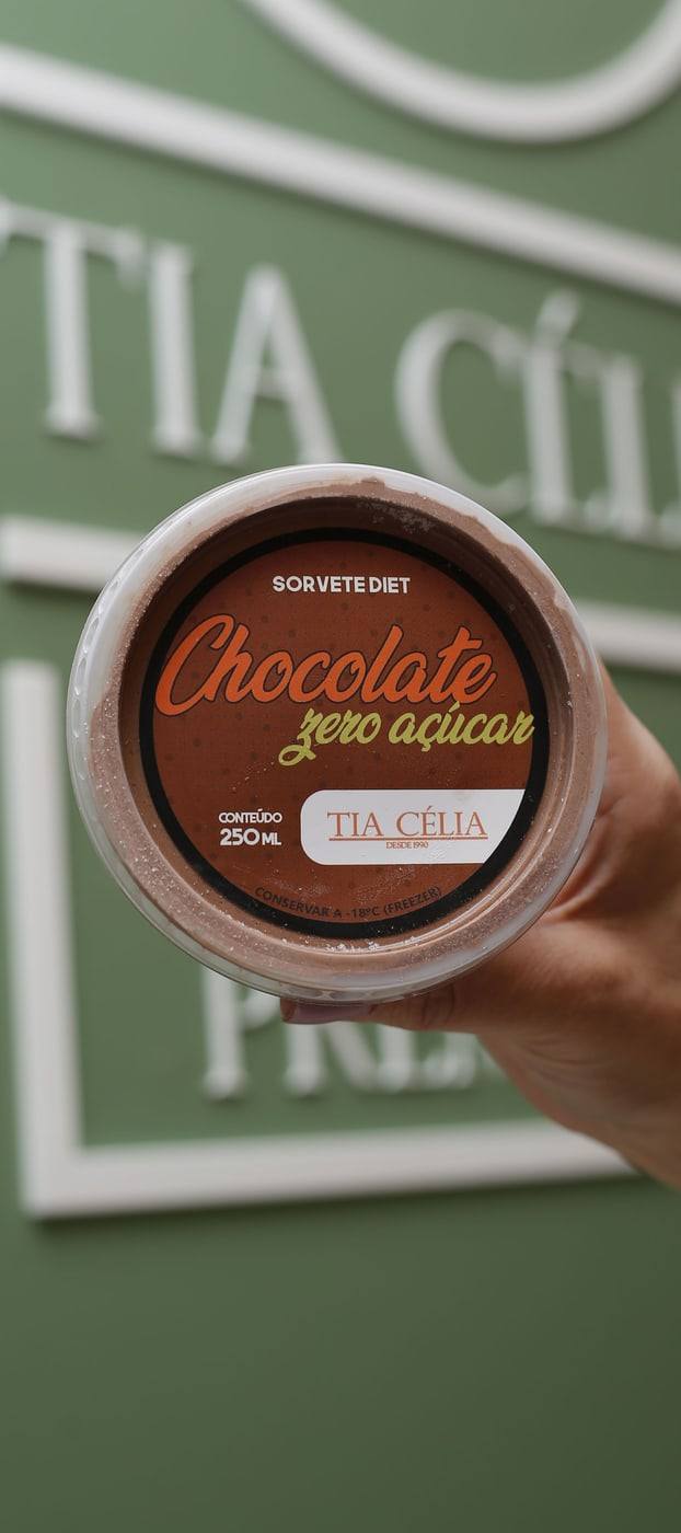 Pote de sorvete diet sabor chocolate da Tia Célia.