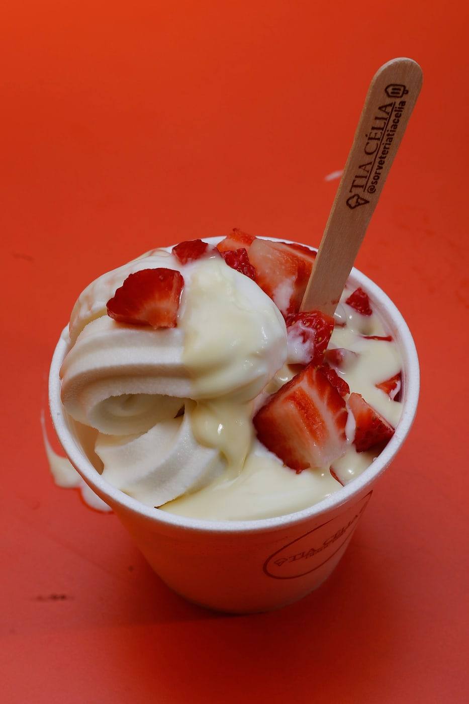 Frozen yogurt com morangos frescos num potinho da Tia Célia.