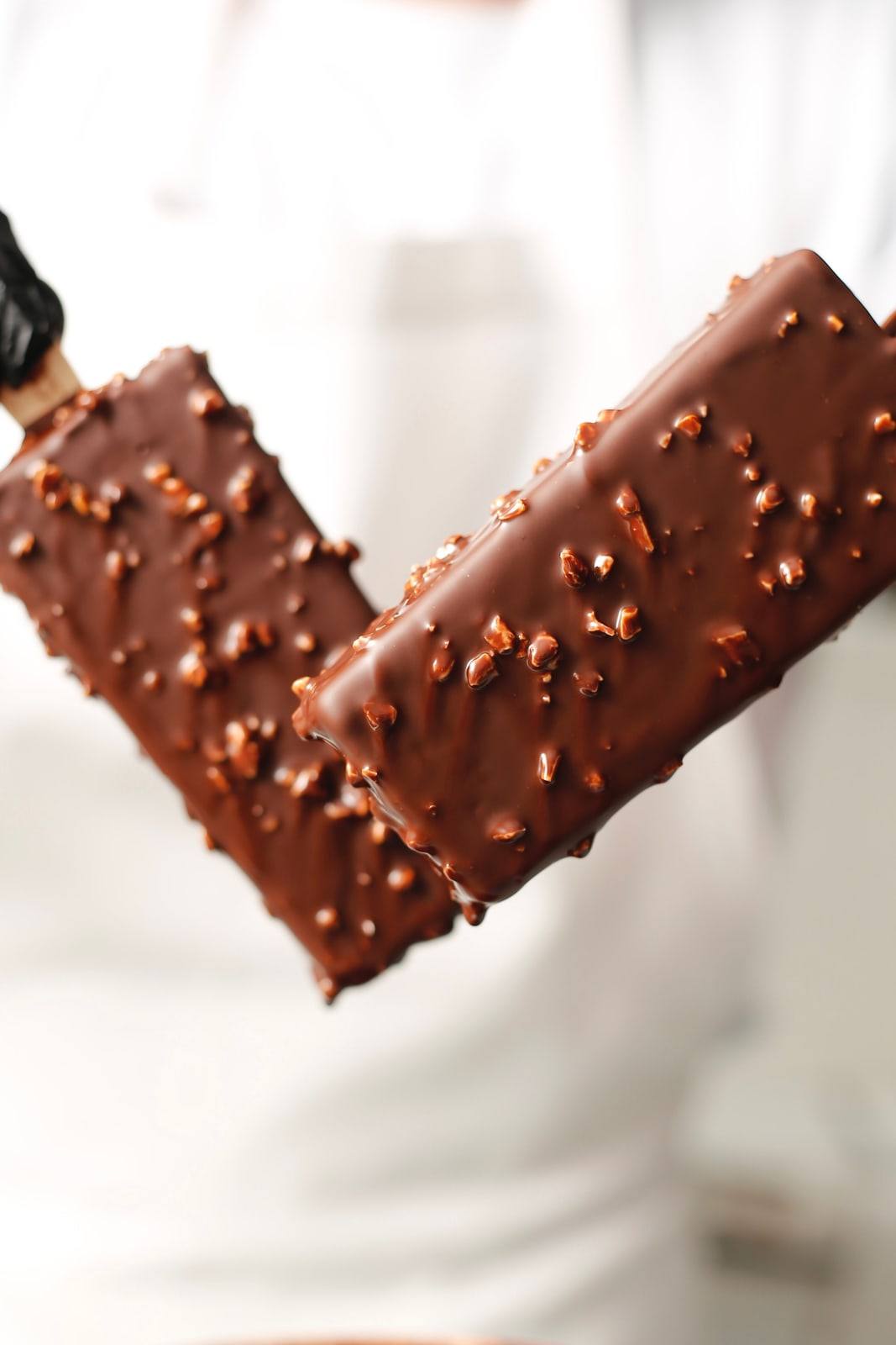 Duas paletas mexicanas de Ferrero Rocher cobertas de chocolate e amendoim crocante.